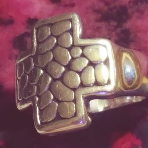 NWT- STERLING PEBBLED CROSS RING. SIZES 7 OR/9